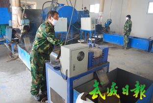涼州廢舊農(nóng)膜再生加工廠 工人操作加工設(shè)備的綠色實踐